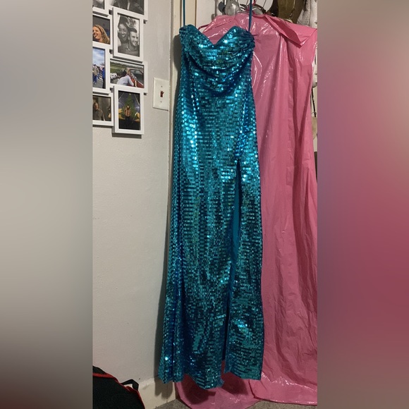 Size 8 but it’s a little smaller fit me and I’m normally 4-6 but can adjust - Picture 2 of 5